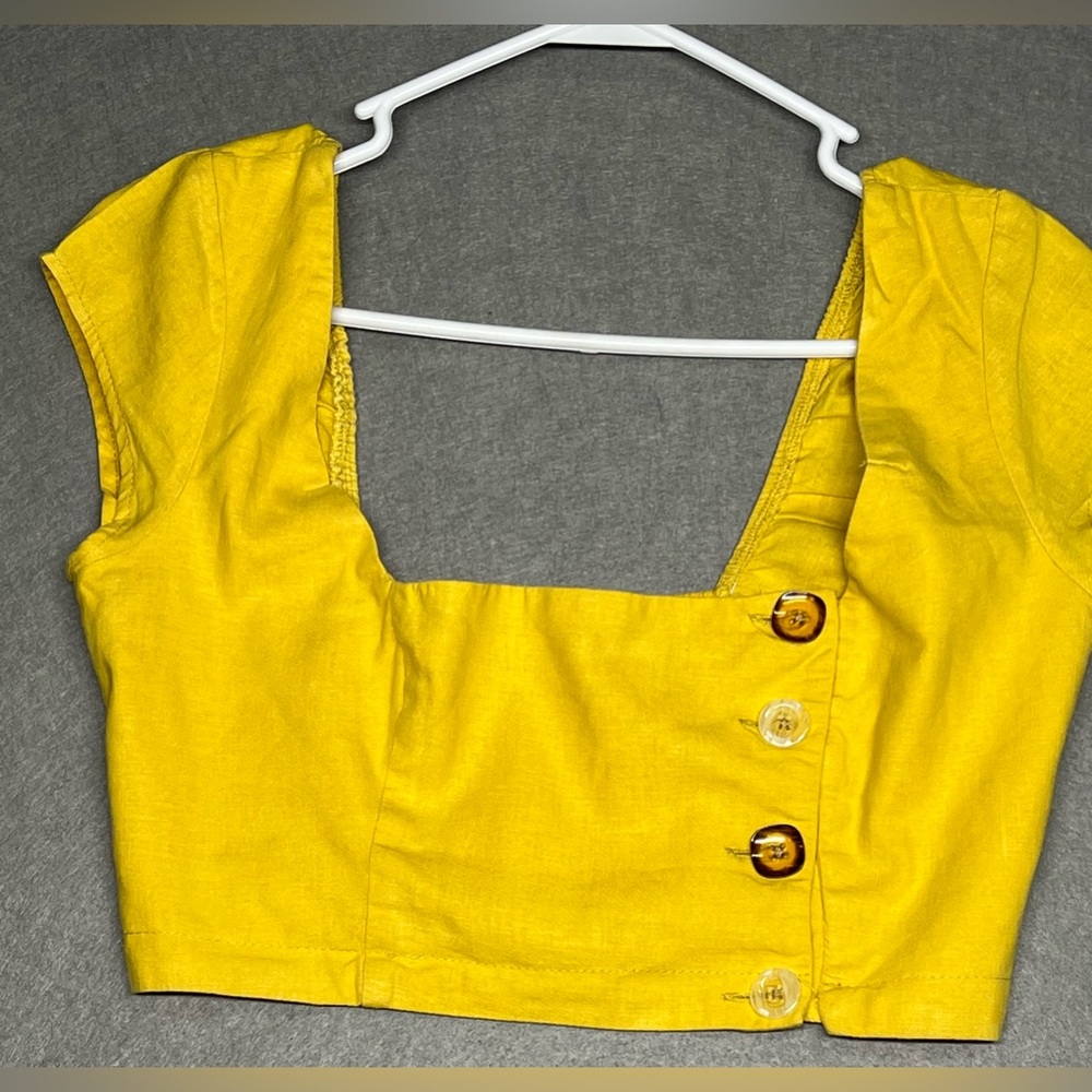 Urban Outfitters Women’s Button Down Crop Top Size Medium